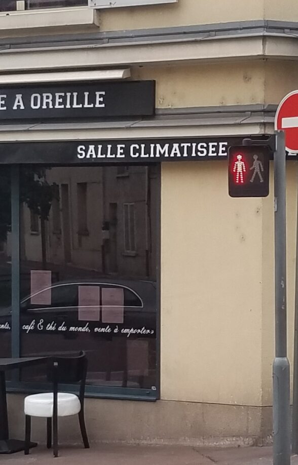 Le Bouche à Oreille