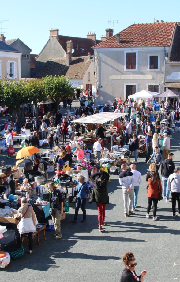 Vue brocante place de l'Eglise