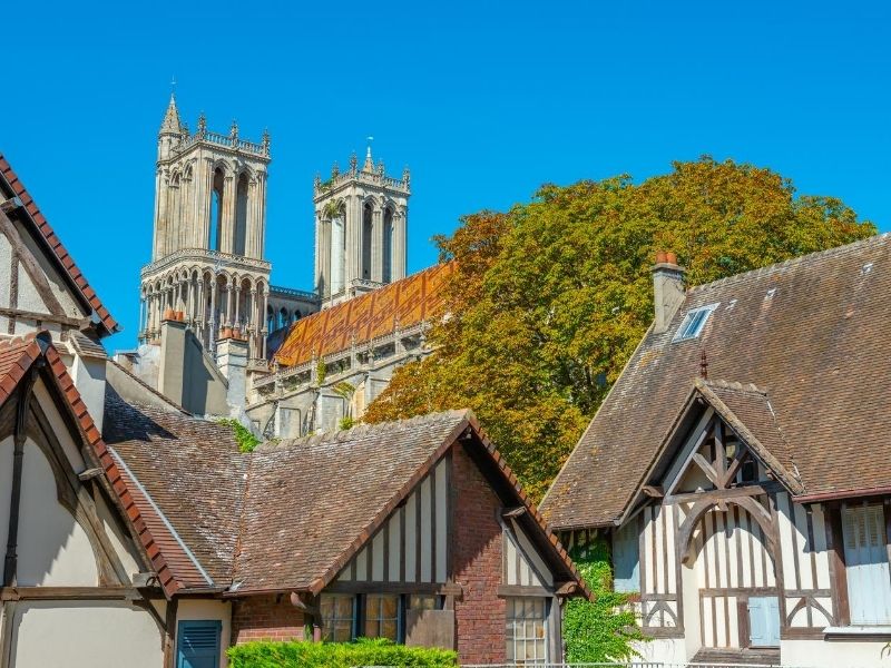 Collegiale de Mantes-la-Jolie et maisons